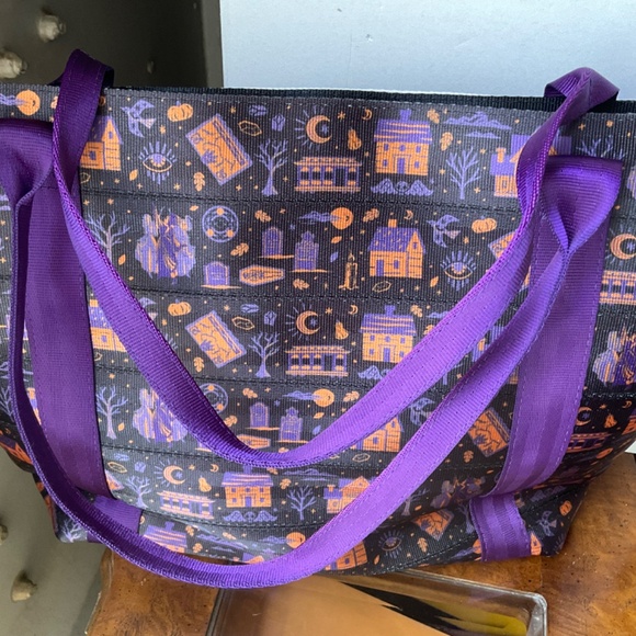 Disney Hocus Pocus Harvey’s tote bag - Picture 4 of 4